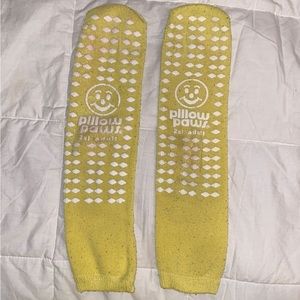 Pillow Paws Yellow Socks 2XL Adults One Size Anti-Slip gripper’s logo design